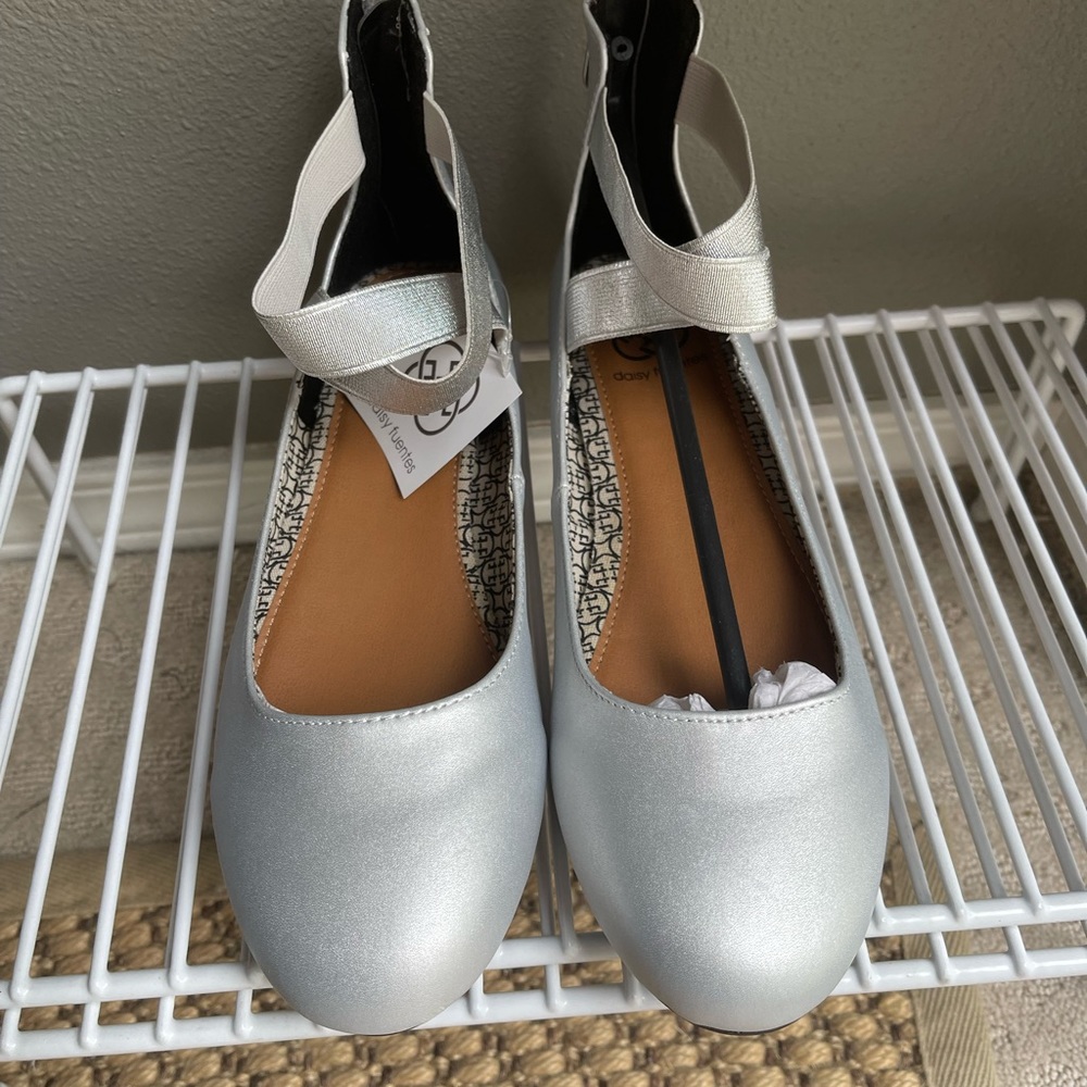 Daisy Fuentes ballet flats